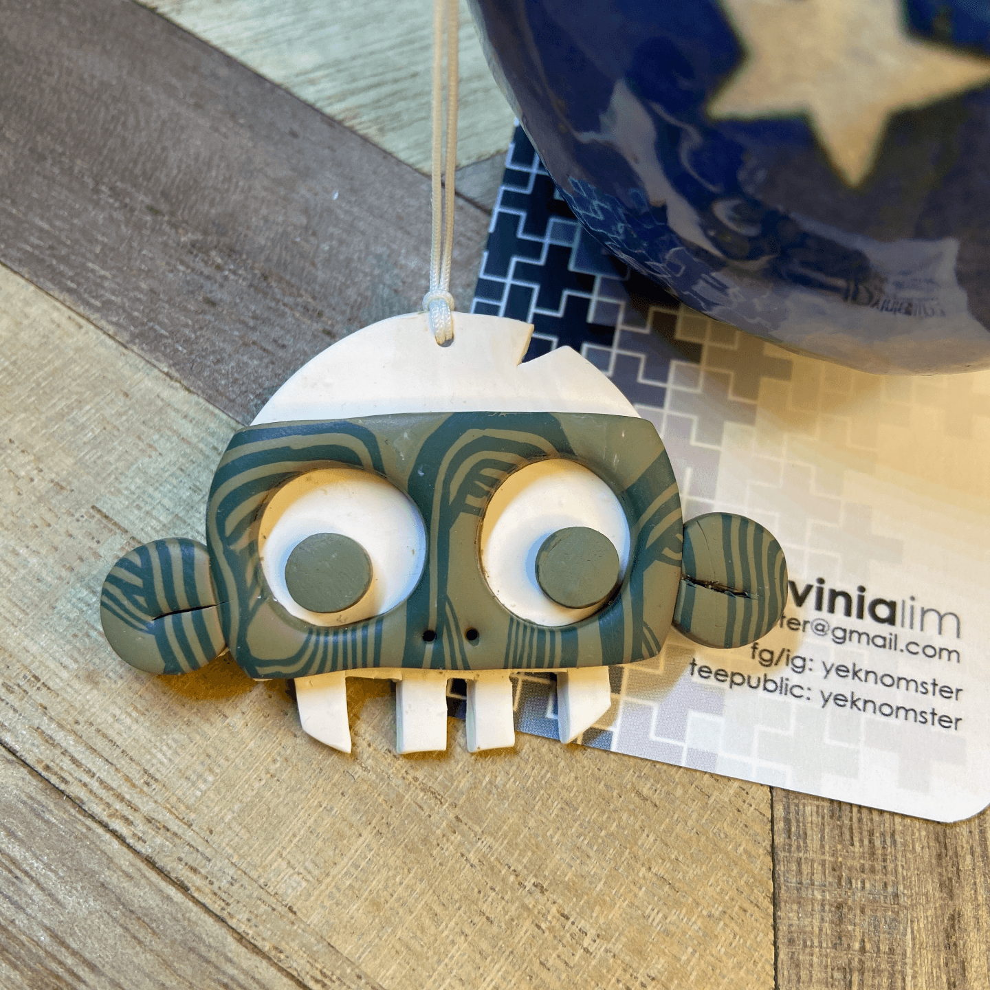 Skully keychain - Mask on White (Large)