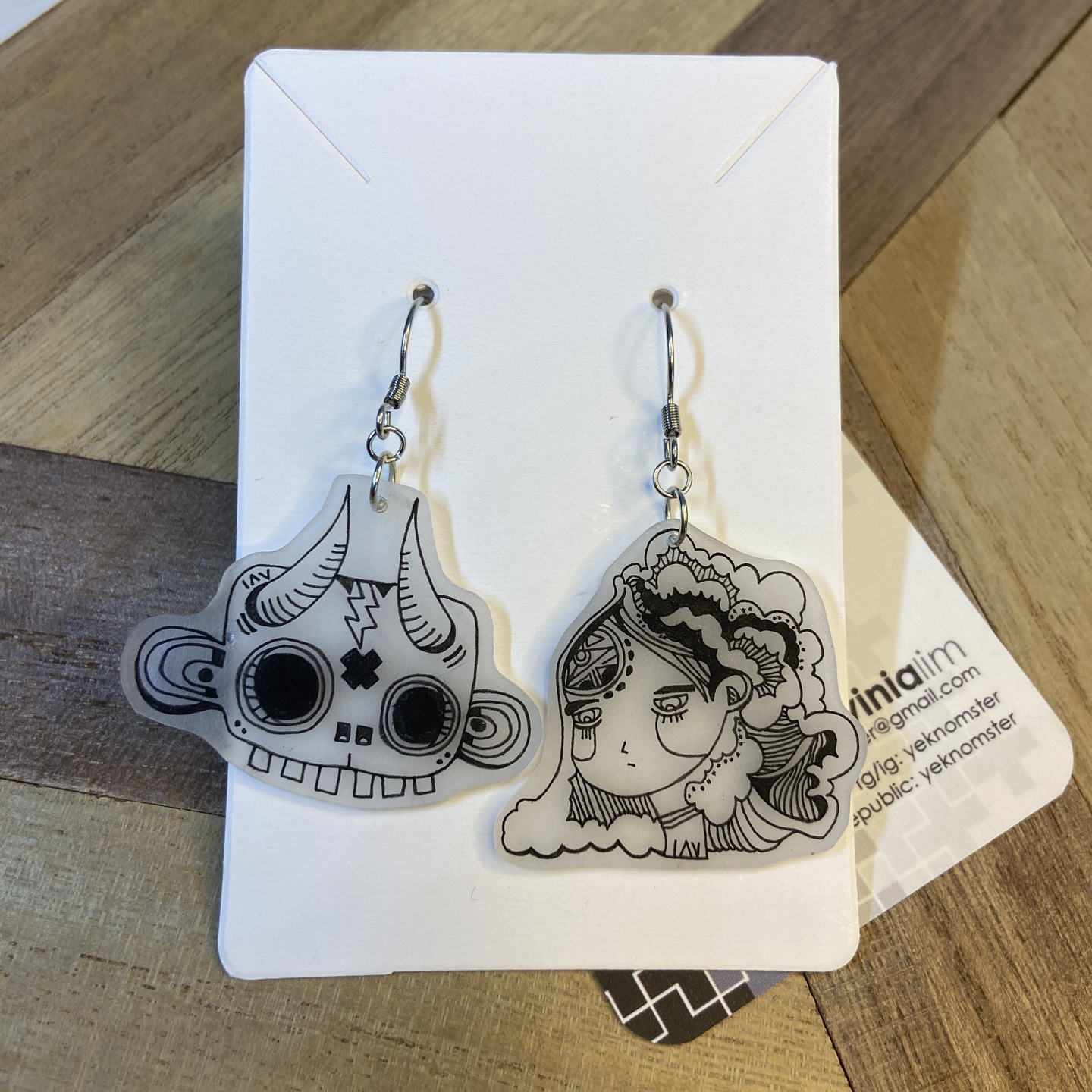 Skull heads Earrings - Devil bot + Nameste (mismatched)
