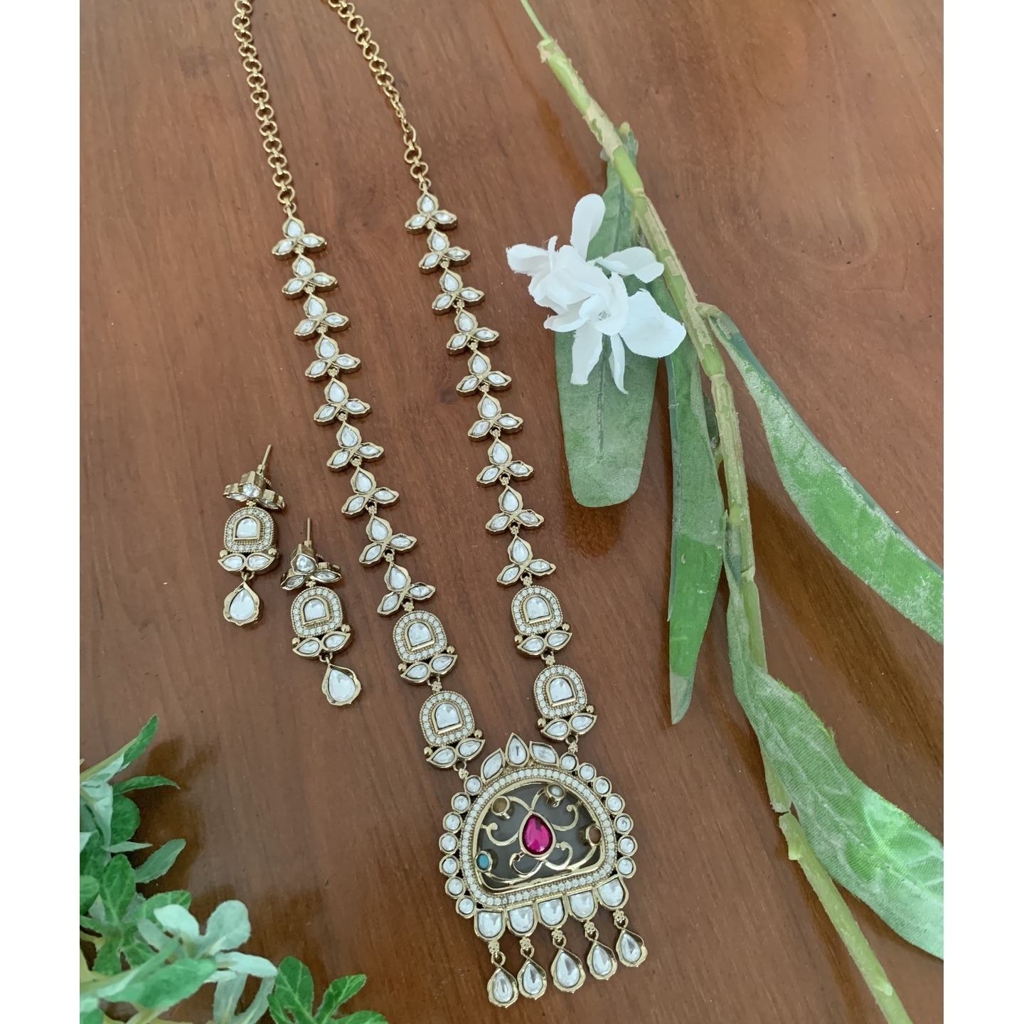 Aura Kundan Set