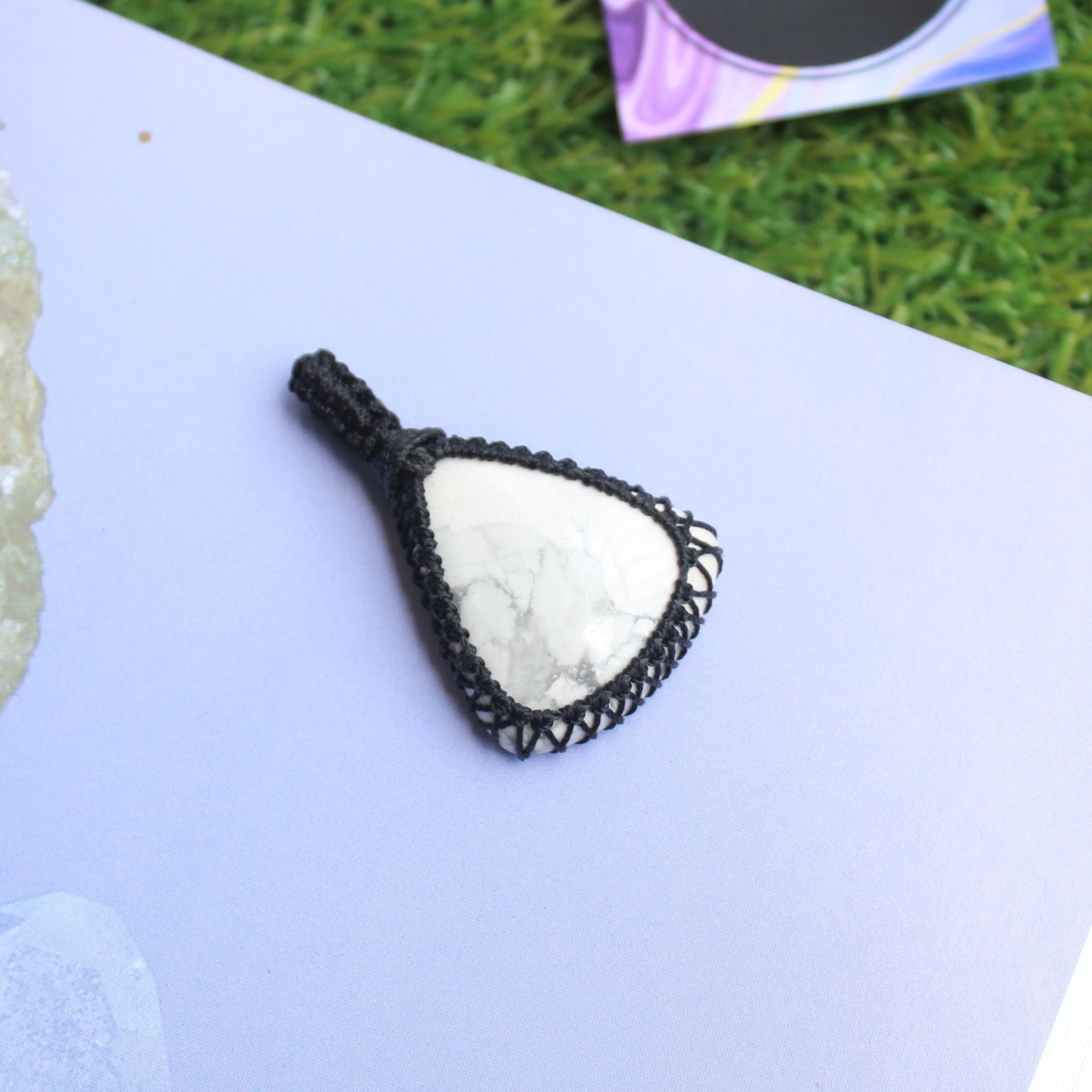 Howlite crystal pendant - Mental Peace