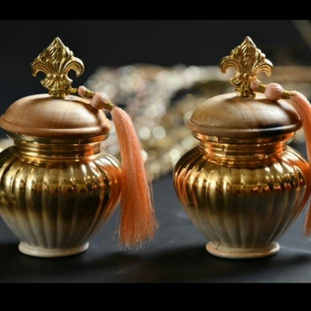 Gold coated jar with lid 