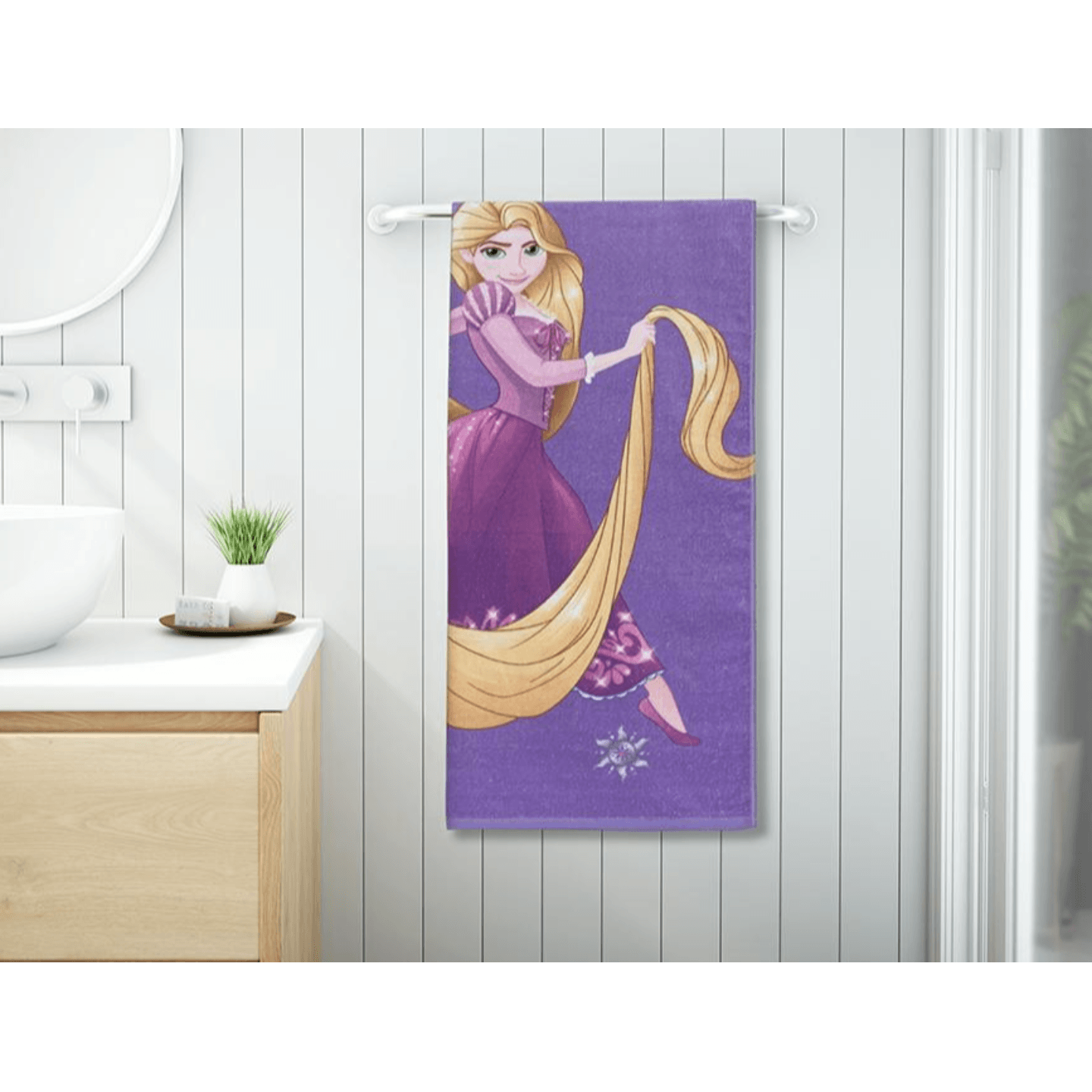 Disney Rapunzel Everyday absorbant 100 cotton bath towel - Purple