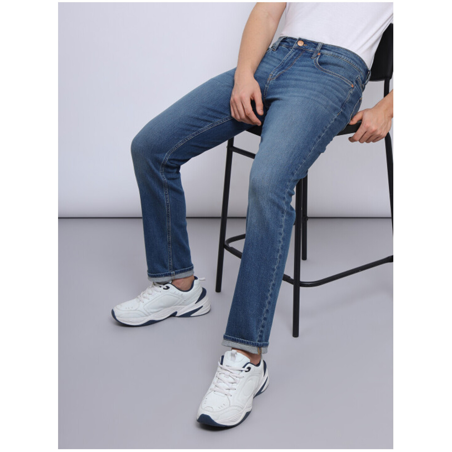 Lee Men Blue Travis Tapered Fit Mid-Rise Jeans 