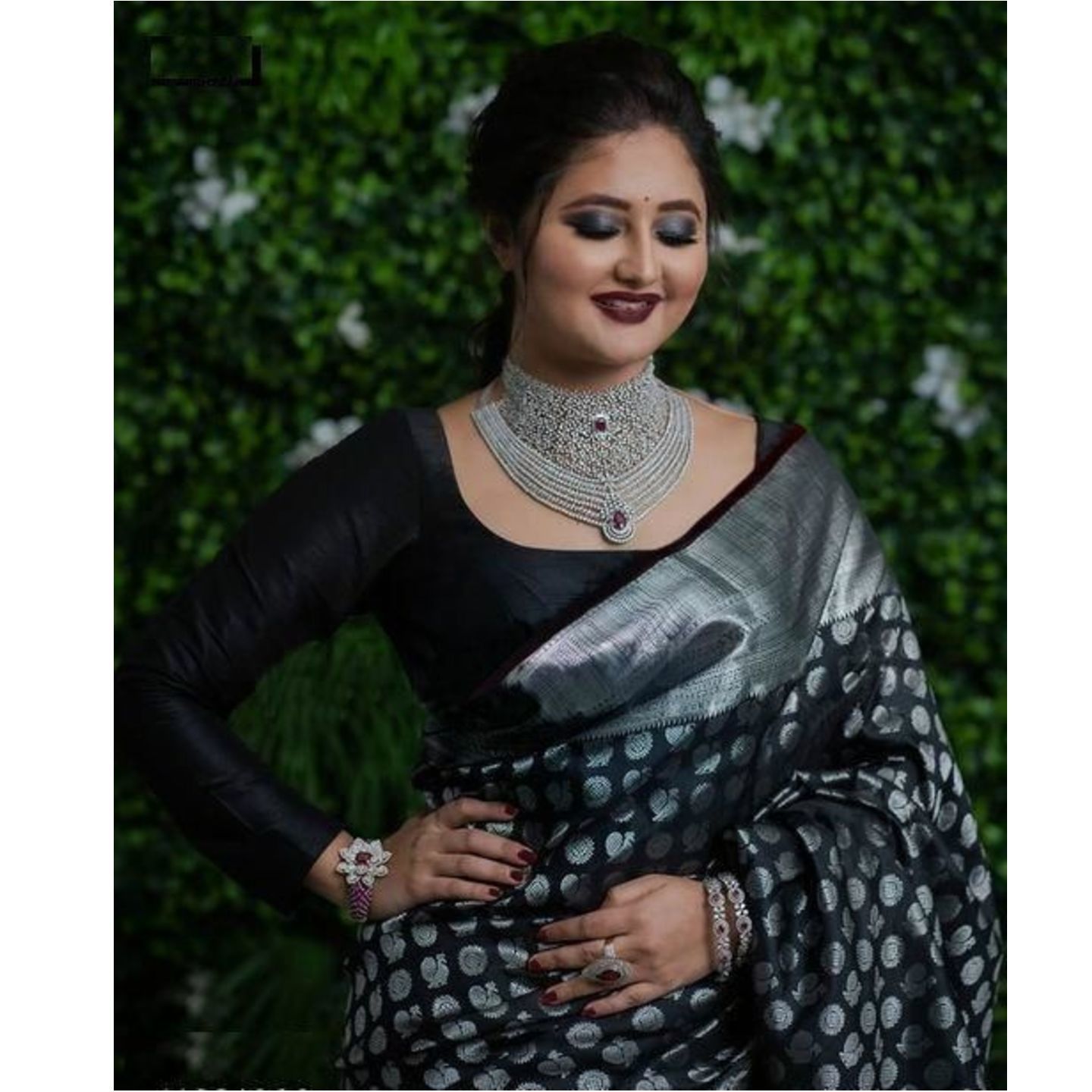 Latest Jacquard Woven Banarasi Silk Saree (Code: C1887011)